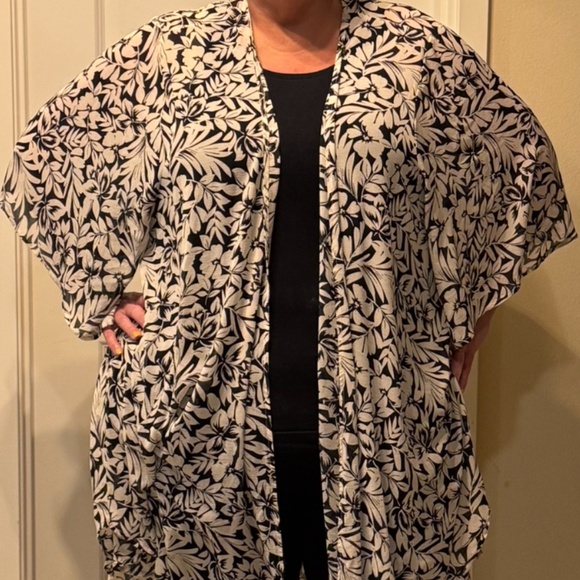 Torrid Size 5 Longline Black & Ivory Floral Kimono Duster 🌿🖤 - Picture 1 of 7